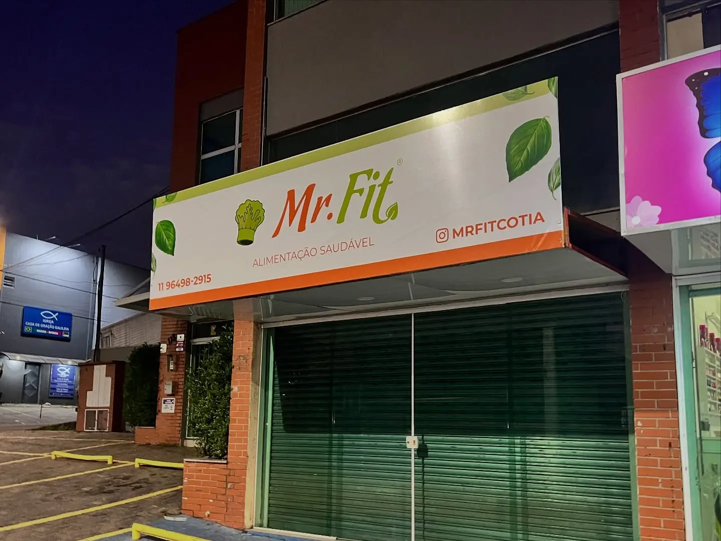 Fachada comercial iluminada da Mr. Fit em Cotia — Zoom Comunicação Visual