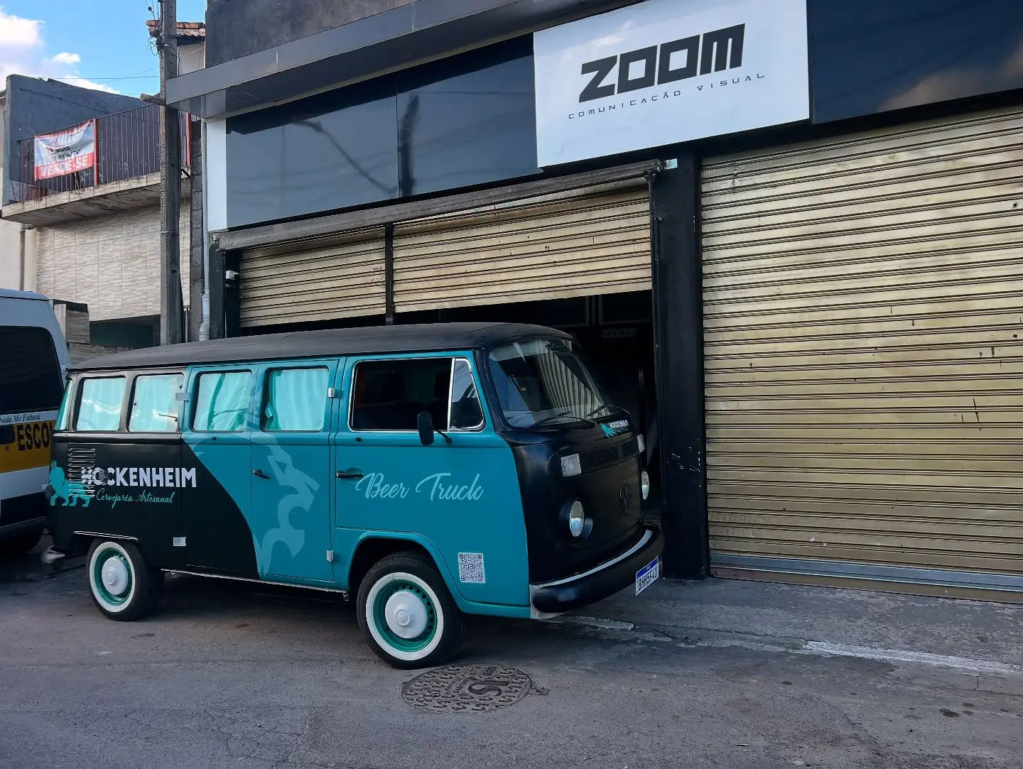 Kombi Beer Truck envelopada na sede da Zoom Comunicação Visual em Cotia