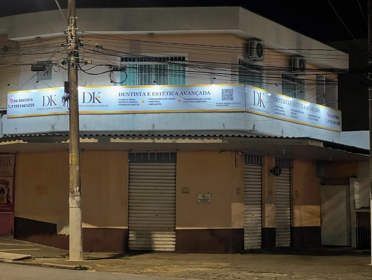 Fachada em ACM com letras iluminadas DK Dentista — Zoom Comunicação Visual