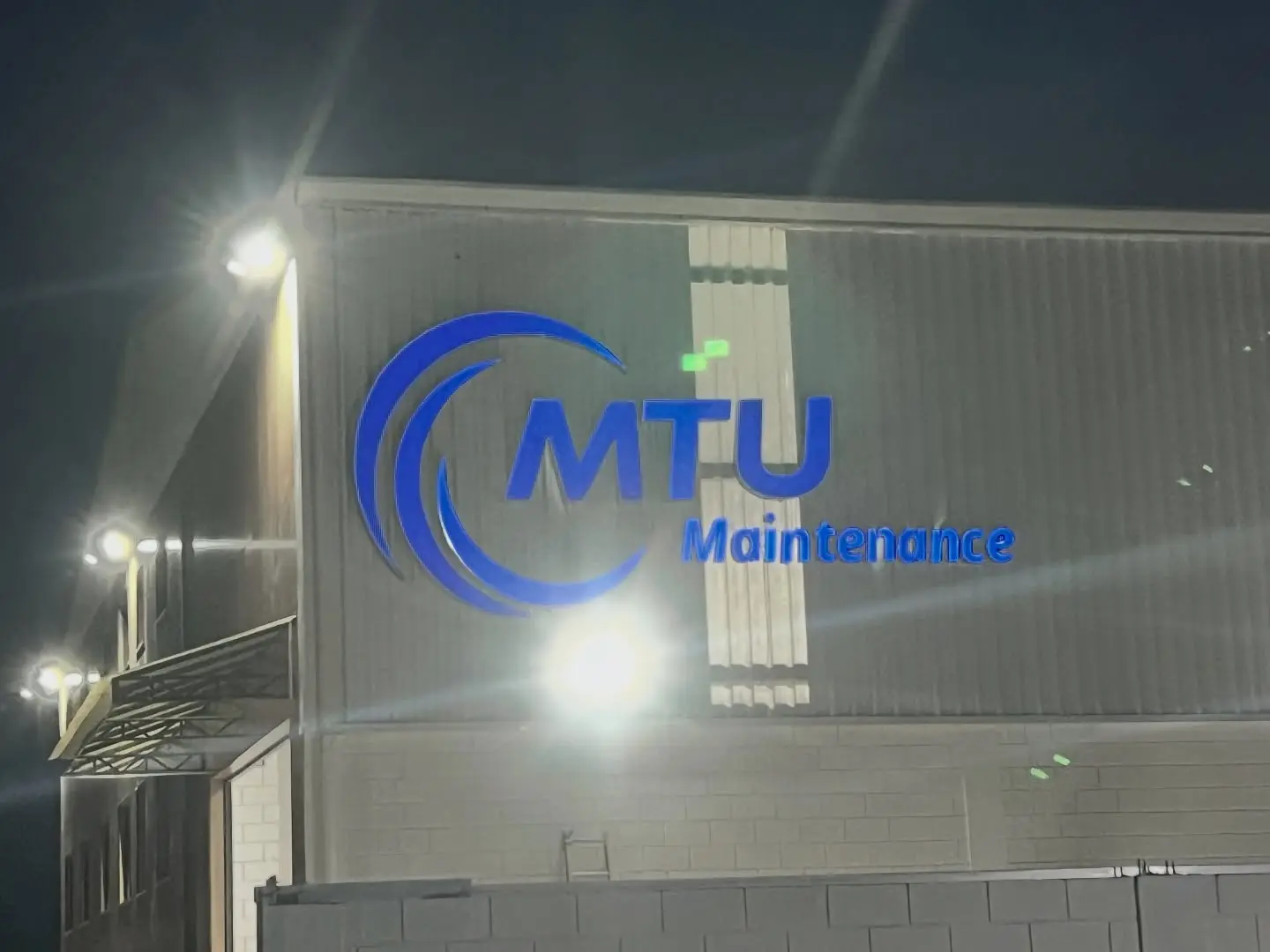 Letras 3D iluminadas em LED na fachada da MTU Maintenance — Zoom Comunicação Visual