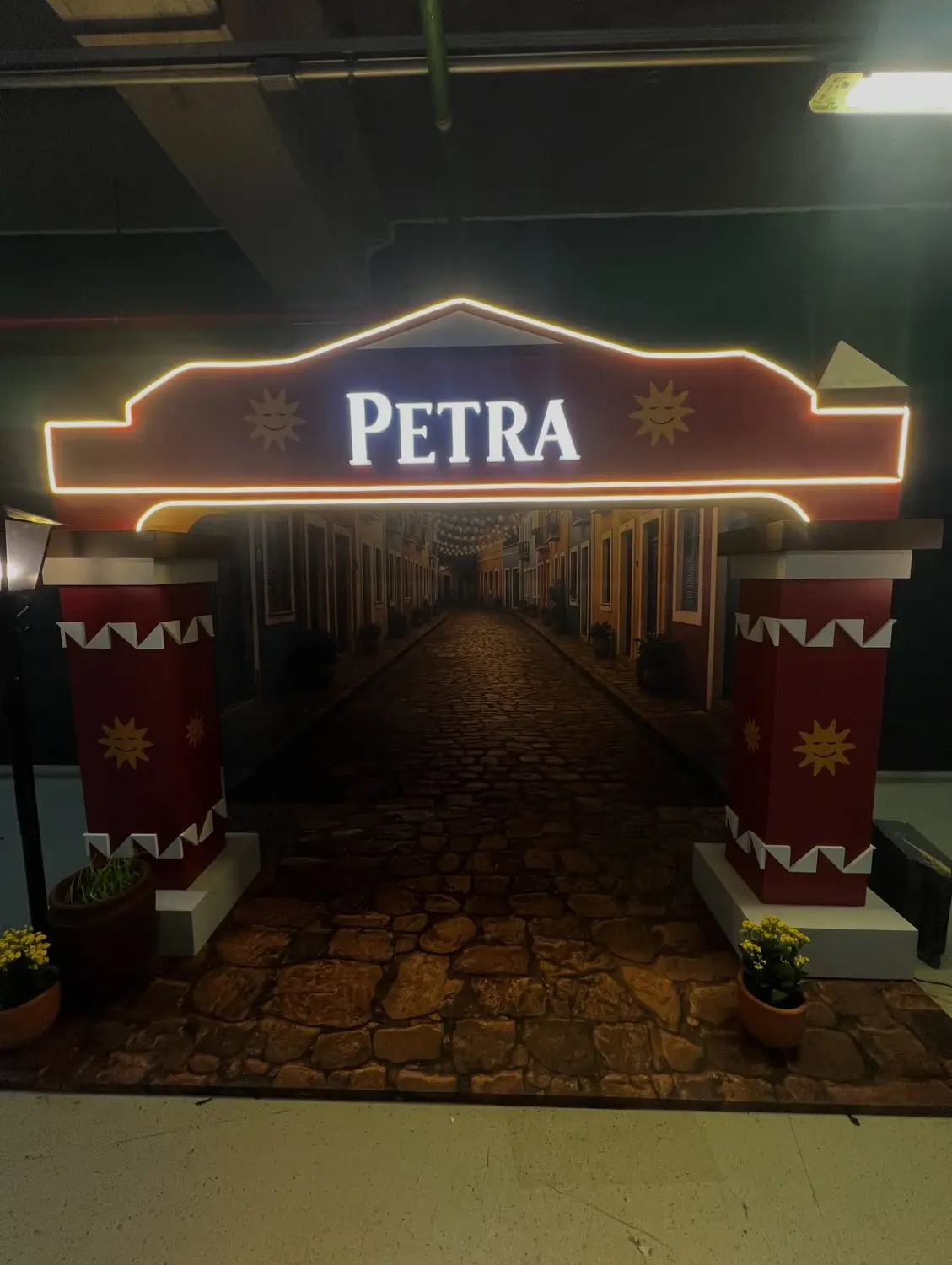 Luminoso e cenografia em LED do letreiro Petra — Zoom Comunicação Visual