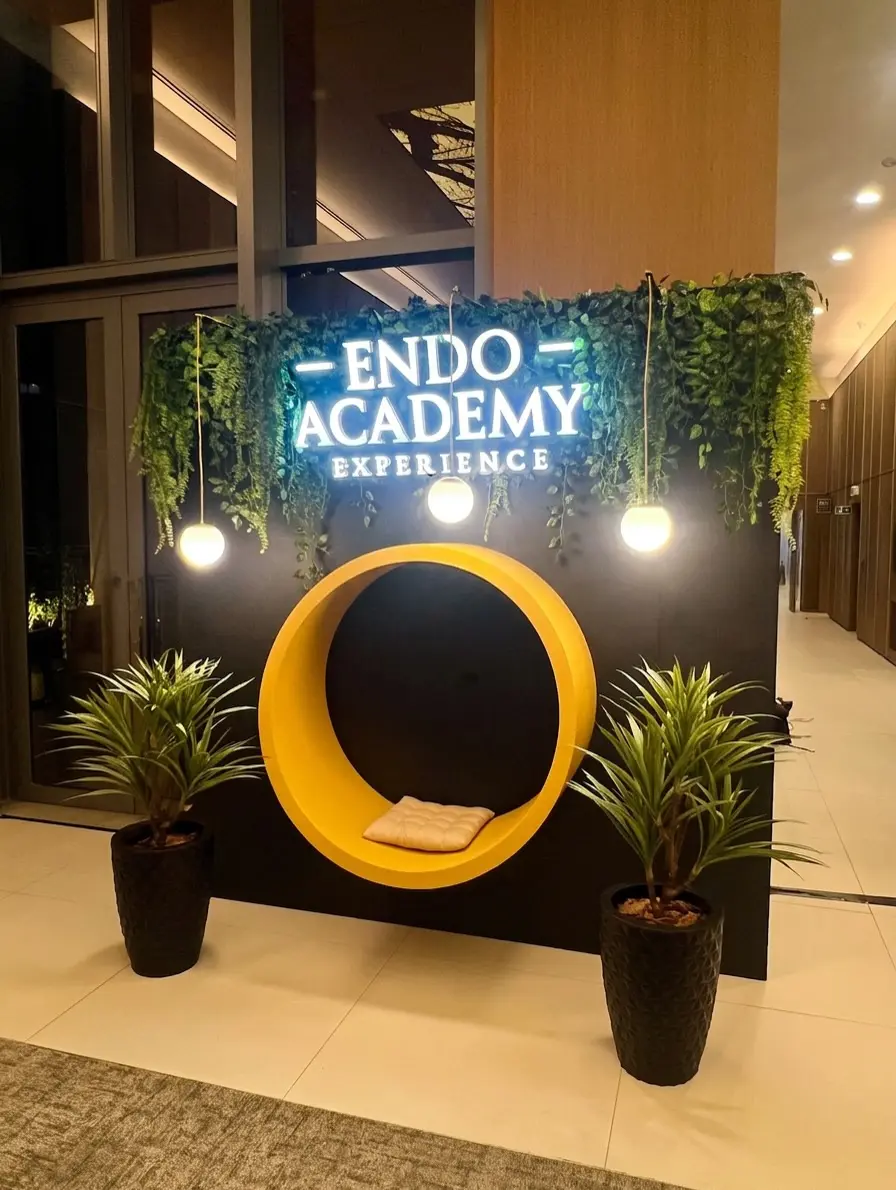 Letreiro luminoso da Endo Academy em recepção corporativa — Zoom Comunicação Visual